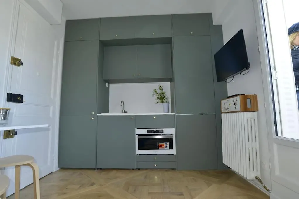 My Tiny House Paris Apartment 0*,